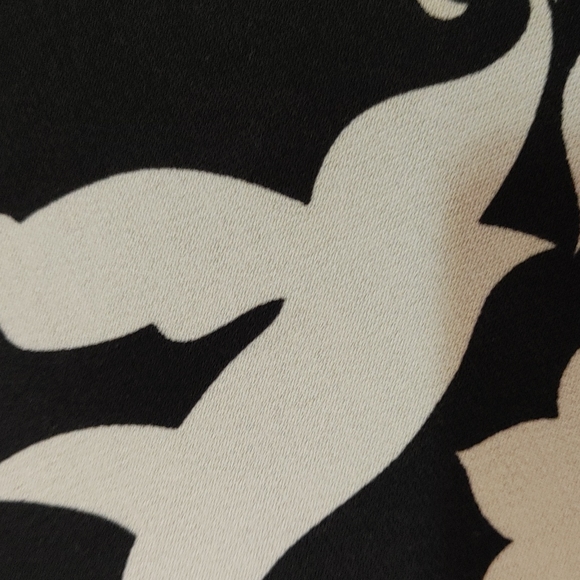 SUSHIFLOWER Black and White Stretchy Floral Flowy Knee Length Dress - Picture 4 of 5